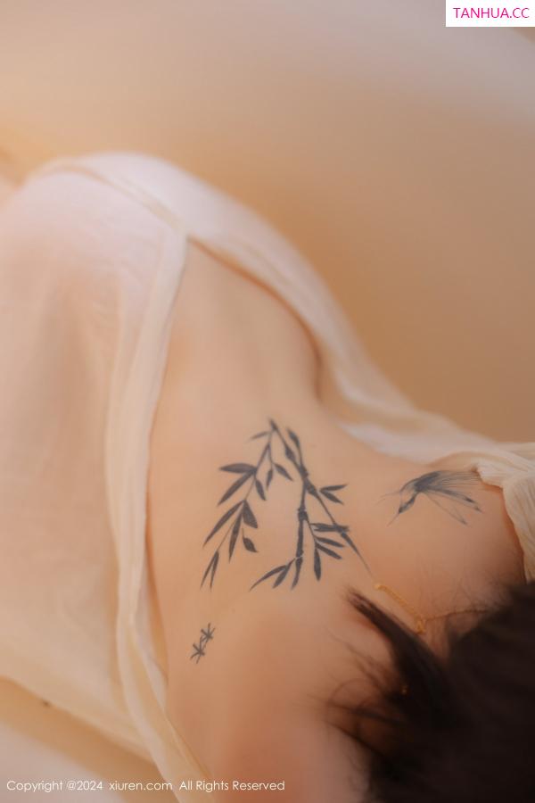  [XiuRen]高清写真图 2024.07.11 No.8842 夏竹 性感美腿第34张图片
